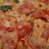 Нежный салат из курицы с овощами и сухариками