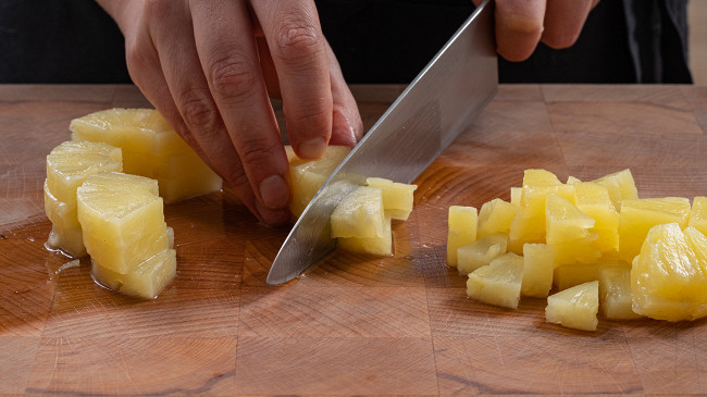 Фото шага рецепта Салат из курицы с ананасом 175238 шаг 5