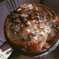 Шарлотка с корицей и яблоками