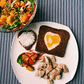 Фотография рецепта Салат с хурмой, свежими овощами и козьим сыром автор Еда