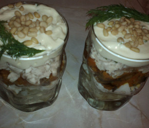 Фотография рецепта Слоеный салат с куриной грудкой, картофелем и грибами