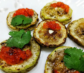 Фотография рецепта Чесночная закуска из кабачка