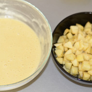 Пирог с яблоками и сгущенкой