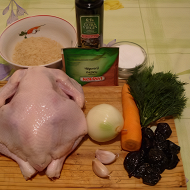 Курица, фаршированная рисом и черносливом