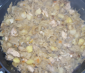 Фотография рецепта Картошка, тушеная с квашеной капустой и курицей