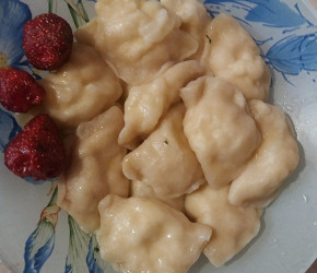 Фотография рецепта Вареники с творогом и клубникой