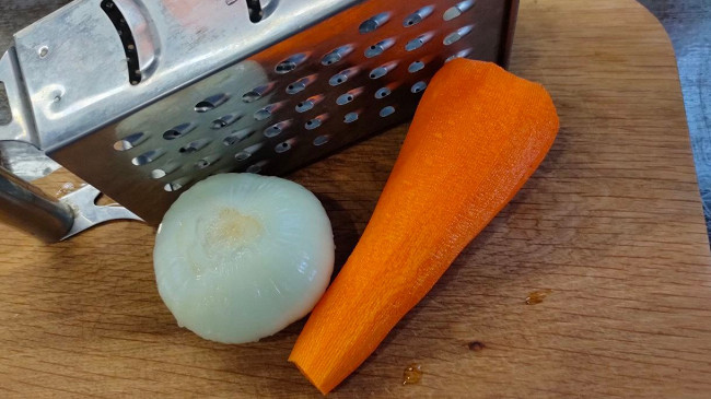 Фото шага рецепта Паштет из куриной печени с овощами и яйцами 174830 шаг 3