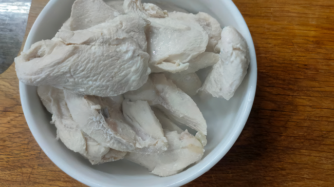 Фото шага рецепта Салат из курицы с ананасом и сыром 175133 шаг 5