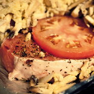Запеченная острая свинина под помидорами, сыром и грибами