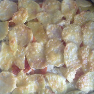Картофель, запеченный с куриным филе и помидорами под сыром