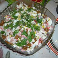 Салат с сухариками и колбасками