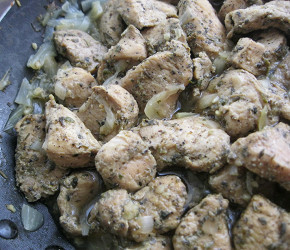 Фотография рецепта Куриное филе жареное с луком в медовом маринаде