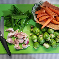 Брюссельская капуста, жаренная с горохом