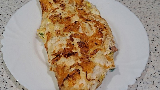 Фото шага рецепта Лаваш с творогом, яйцами, сарделькой и овощами на завтрак 190450 шаг 13