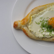 Хачапури по-аджарски с сыром сулугуни и яйцом