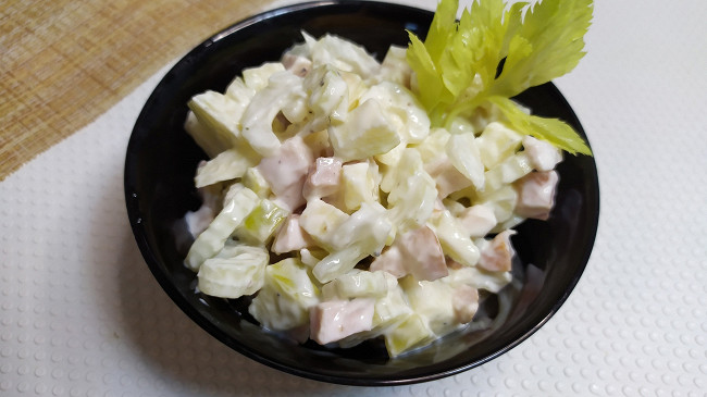 Фото шага рецепта Салат с сельдереем и копченой курицей 190133 шаг 10