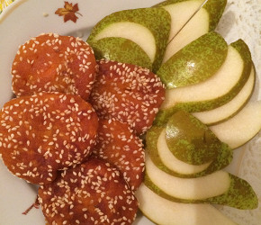 Фотография рецепта Тыква с медом в кунжуте, сервированная грушей и кленовым сиропом