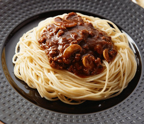 Фотография рецепта Бефстроганов из куриной грудки под сливочным соусом, с грибами и спагетти