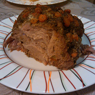 Буженина с чесноком, морковью и травами