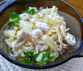 Фотография рецепта Салат с курицей, ананасами и сыром