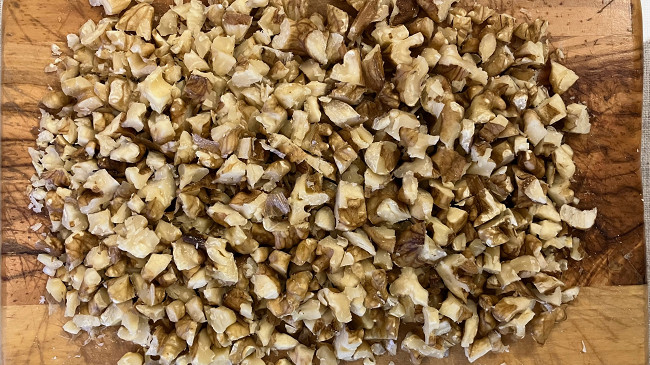 Фото шага рецепта Пирог с изюмом, орехами, яблоками и корицей 175697 шаг 1