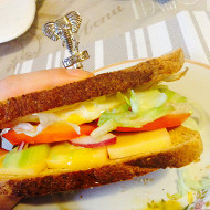 Сэндвич с яичницей, беконом и сыром