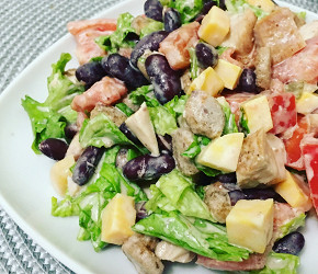 Фотография рецепта Сытный салат с курицей, сыром и сухариками