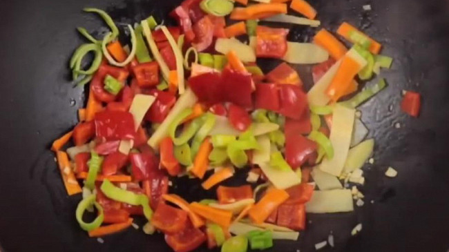 Фото шага рецепта Жареная курица с рисом по-немецки (гебакенес-хенхен) 151521 шаг 4