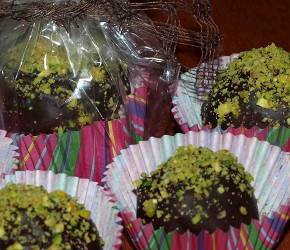 Фотография рецепта Конфеты из миндальной муки с фисташками и клюквой