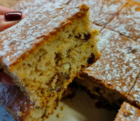 Фотография рецепта Коврижка с изюмом, сушеной вишней и орехами