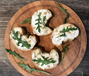 Фотография рецепта Брускетты с творожным сыром, рукколой и кедровыми орешками