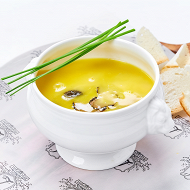Куриный бульон со сморчками и черным трюфелем