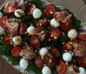 Фотография рецепта Салат с беконом и коктейльными томатами
