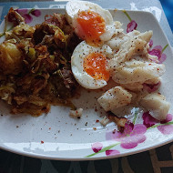 Судак с картофелем, луком-пореем и польским соусом