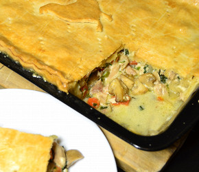 Фотография рецепта Сочный пирог с курицей и шампиньонами