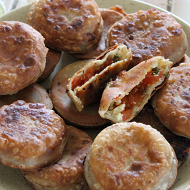Пирожки с помидорами, творогом и козьим сыром