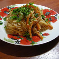 Рисовая лапша, обжаренная с овощами