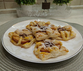 Фотография рецепта Слойки с яблоком, корицей и грецким орехом