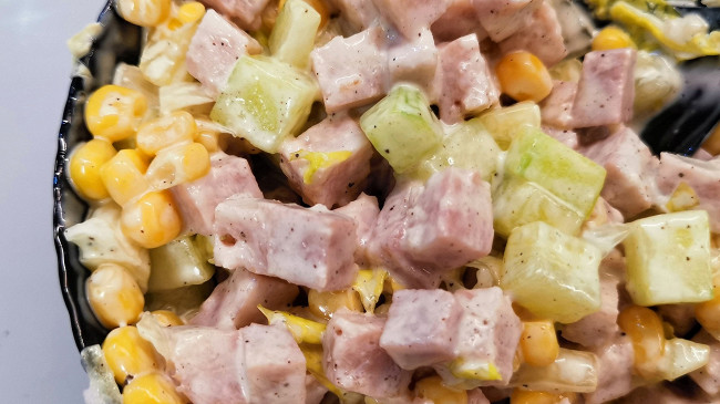 Фото шага рецепта Салат с кукурузой и сухариками 175192 шаг 10