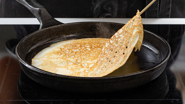 Фото шага рецепта Вкусные блины на кефире 175566 шаг 9
