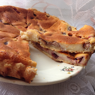 Пирог с клубникой и сметаной