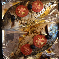 Ароматная дорада с соусом и травами