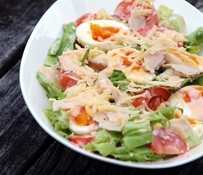 Фотография рецепта Свежий салат с курицей и яйцами