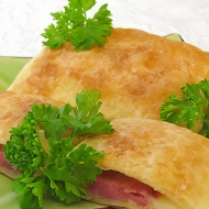 Слоеные пирожки с сыром и ветчиной