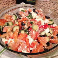Овощной салат с сыром сиртаки и маслинами