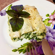 Каннеллони со шпинатом и сыром под соусом бешамель