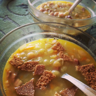 Гороховый суп с копчеными ребрышками и зеленью