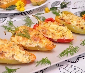 Фотография рецепта Болгарские перцы фаршированные куриным фаршем с овощами и зеленью