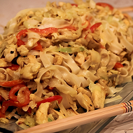 Лапша с куриной грудкой, овощами и кокосовым молоком по-тайски