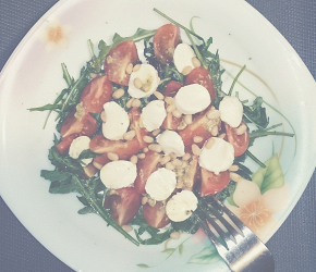 Фотография рецепта Капрезе с рукколой, песто и кедровыми орешками